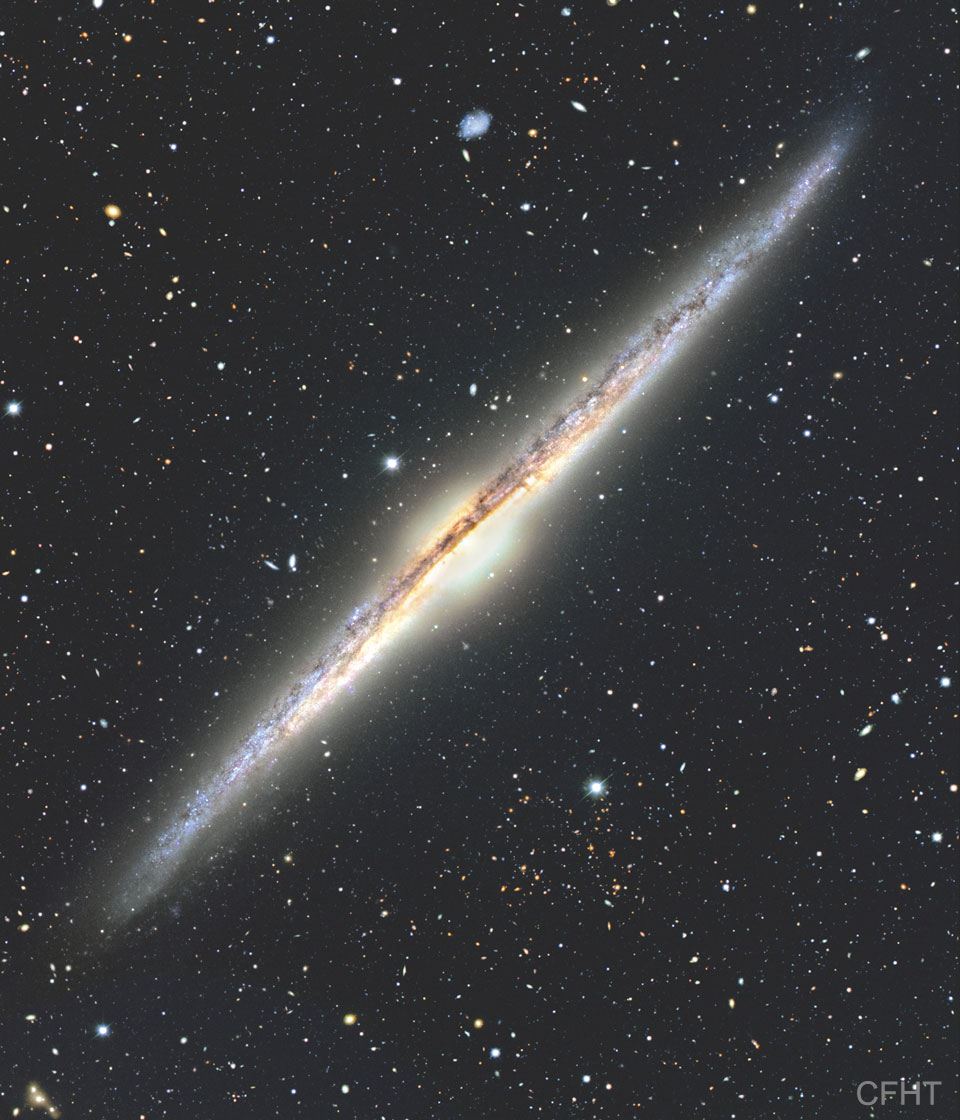 Zdjęcie widocznej od krawędzi galaktyki NGC 4565. Po kliknięciu na obrazek załaduje się wersja
 o największej dostępnej rozdzielczości.