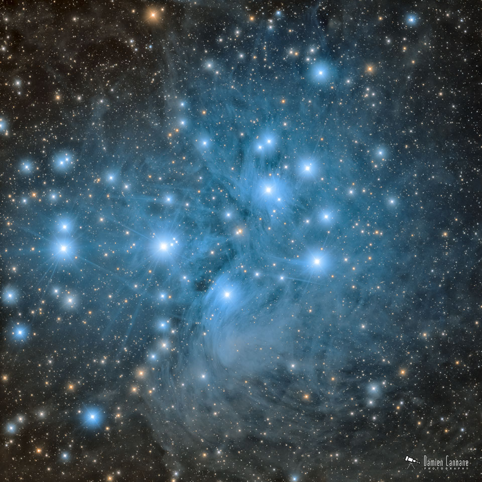 Przedstawione zdjęcie ukazuje głębokie zdjęcie otwartej gromady gwiazd Plejady, wykonane z amerykańskiego stanu Floryda.
Więcej szczegółowych informacji w opisie poniżej.