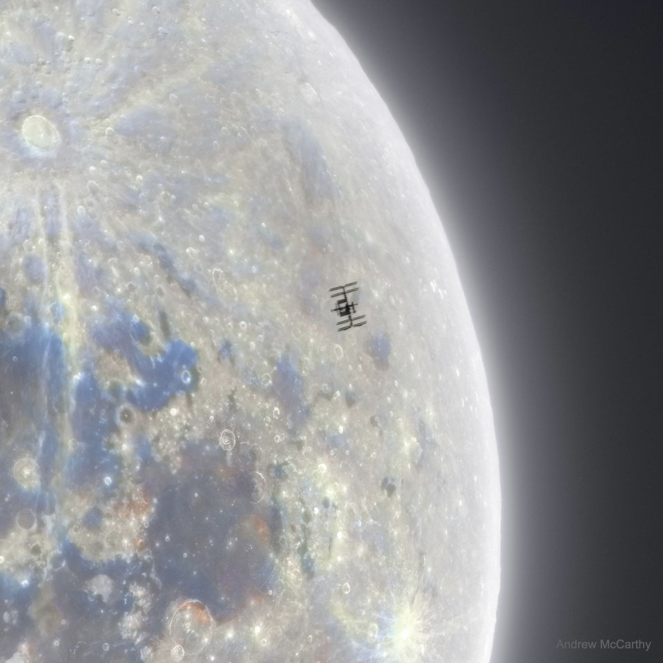 Przedstawione zdjęcie ukazuje sylwetkę Międzynarodowej Stacji Kosmicznej na tle Księżyca.
Więcej szczegółowych informacji w opisie poniżej.