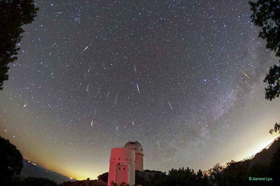 Prezentowane zdjęcie przedstawia meteory bardzo posłusznego roju Tau Herculidów. Składa się ono z 19 ujęć roju oraz 3 innych meteorów.
Na pierwszym planie widoczne są dwa teleskopy na górze Kitt Peak: 2,3-metrowy teleskop Boka oraz 4-metrowy teleskop Mayalla.
Więcej szczegółowych informacji w opisie poniżej.