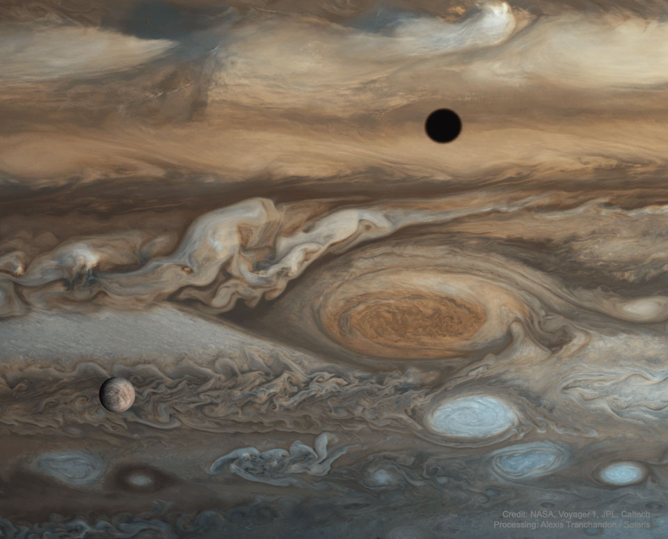 Przedstawiane zdjęcie pokazuje jowiszowy księżyc Europę
przed Jowiszem z mnóstwem jowiszowych chmur, w tym Wielką
Czerwoną Plamą. Zobacz opis. Po kliknięciu obrazka załaduje się wersja
 o największej dostępnej rozdzielczości.