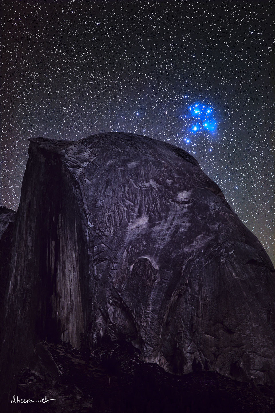 Prezentowane zdjęcie ukazuje jasną gromadę gwiazd Plejady za Półkopułą, czyli dużą, okrągłą skałą, która jest ciemna, choć ma pojaśnienia.
      Więcej szczegółowych informacji w opisie poniżej.