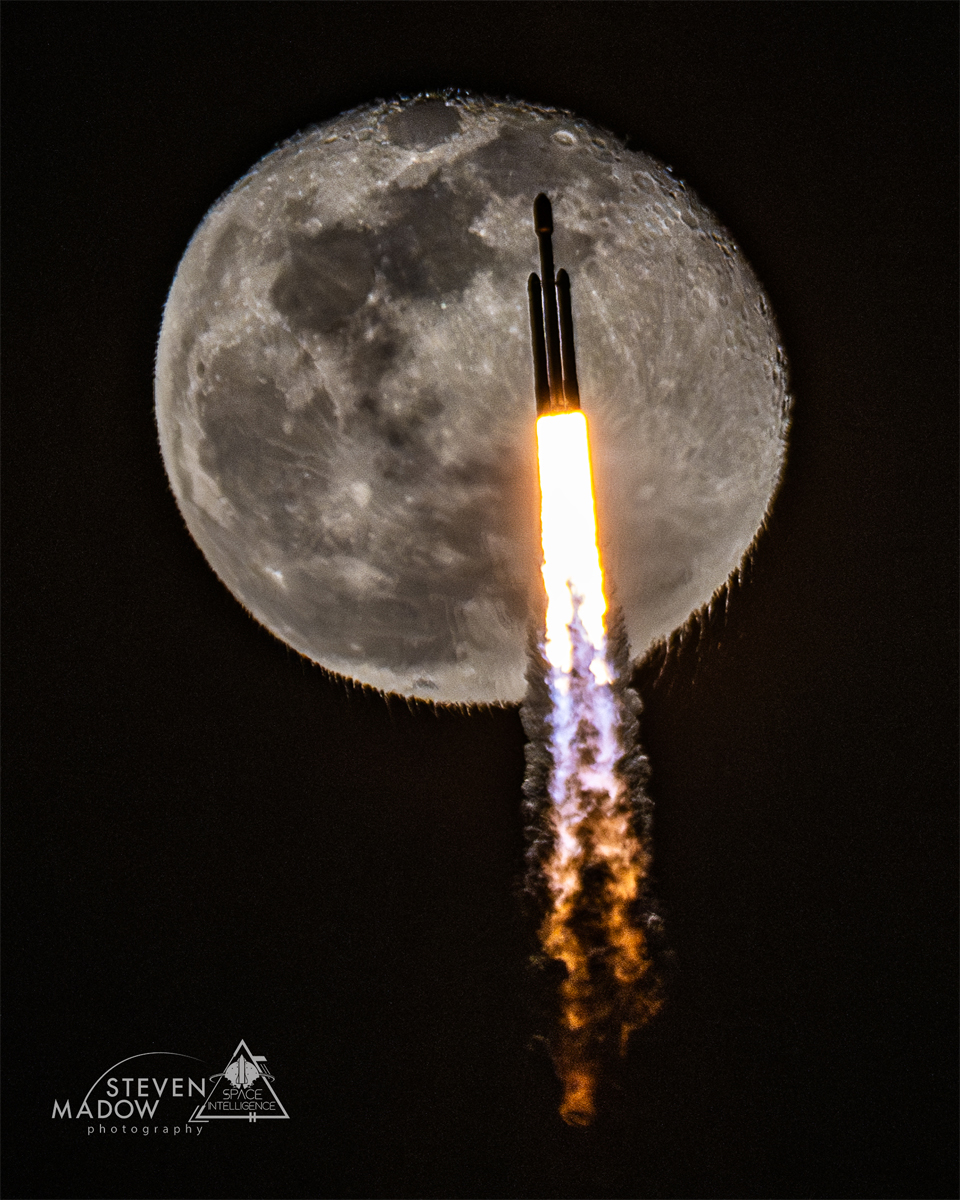Na zdjęciu pokazano rakietę wznoszącą się podczas startu.
Za nią jest Księżyc tuż po pełni. Widoczne na zdjęciu wyziewy rakiety
powodują, że dolna część Księżyca wygląda na niezwykle pomarszczoną.
Zobacz opis. Po kliknięciu obrazka załaduje się wersja
o największej dostępnej rozdzielczości.