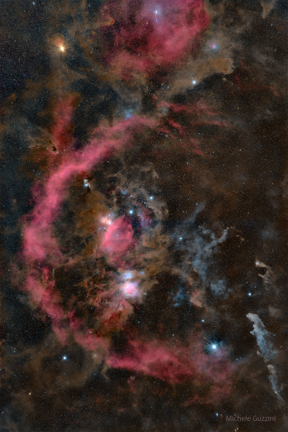 Na zdjęciu przedstawiony jest gwiazdozbiór Oriona, jednak jest ono tak głębokie, że widać również wiele mgławic, co sprawia, że 
wraz z gwiazdami pasa tworzą całą postać. Po najechaniu na zdjęcie kursorem pojawi się wersja z podpisanymi najjaśniejszymi gwiazdami.
Więcej szczegółowych informacji w opisie poniżej.