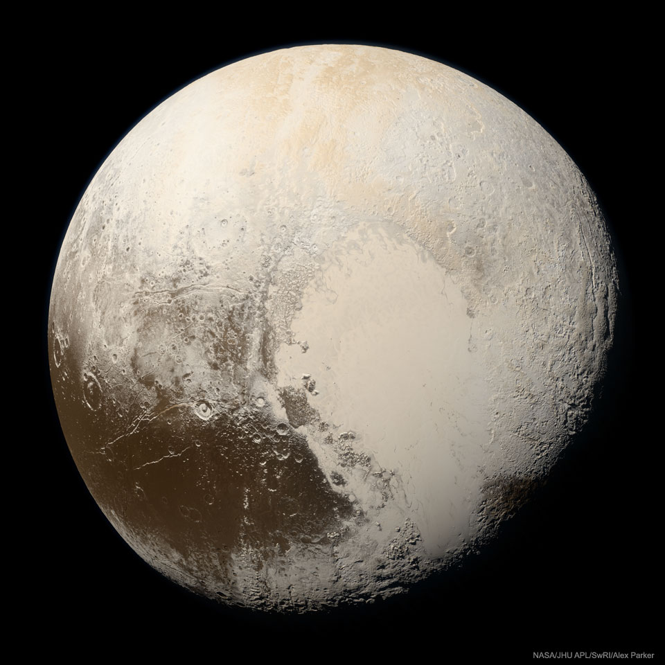 Na zdjęciu przedstawione jest zbliżenie małej planety, Plutona, widzianej przez sondę kosmiczną New Horizons w prawdziwych barwach.
Widoczne są obszary beżowe oraz ciemnobrązowe. 
Więcej szczegółowych informacji w opisie poniżej.
