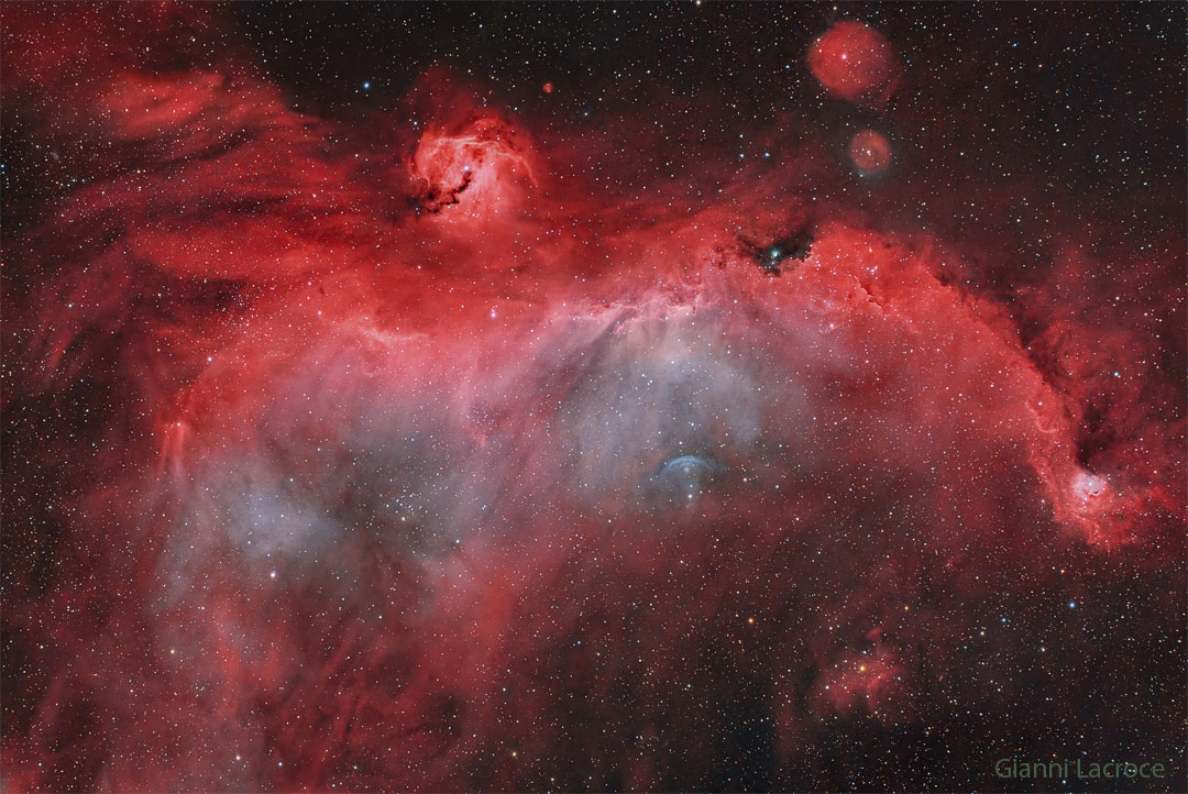 Gwiezdne pole zawiera dużą mgławicę, która jest w większości czerwona, ale częściowo niebieska i przypomina kształtem ptaka.
Więcej szczegółowych informacji w opisie poniżej.