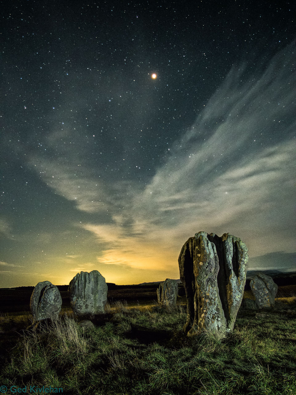 Planeta Mars sfotografowana ponad Kamiennym Kręgiem Duddo w Wielkiej Brytanii. Zobacz opis.