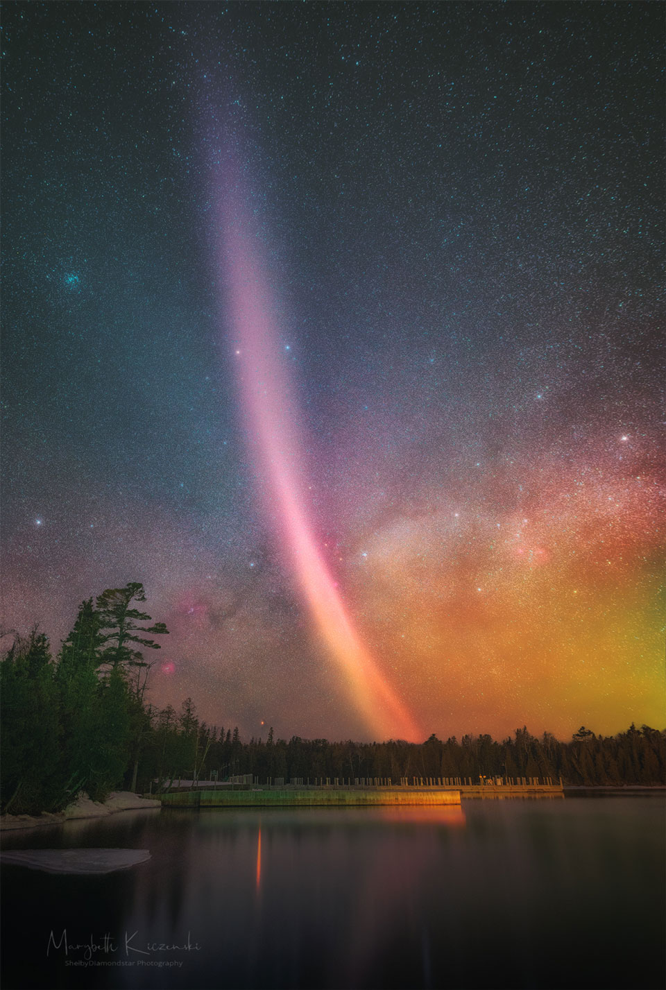 Zdjęcie zjawiska STEVE nad Miedzianą Przystanią (Copper Harbor), Michigan,
USA, z Drogą Mleczną w tle. Przeczytaj opis, by znaleźć bardziej szczegółowe informacje.