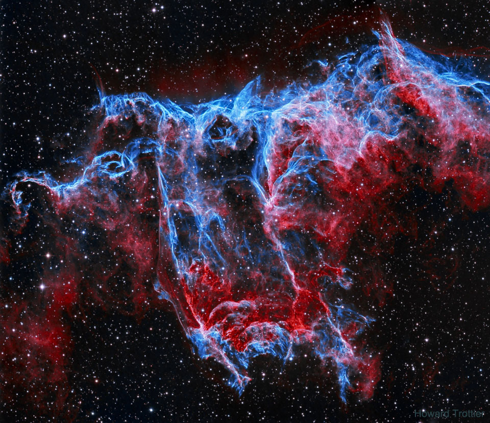 Zdjęcie pokazuje NGC 6995, która ze względu na kształt
zwana jest Mgławicą Nietoperz. Jest ona częścią większej
Mgławicy Welon.  Zobacz opis. Po kliknięciu obrazka załaduje się wersja
 o&nbsp;największej dostępnej rozdzielczości.