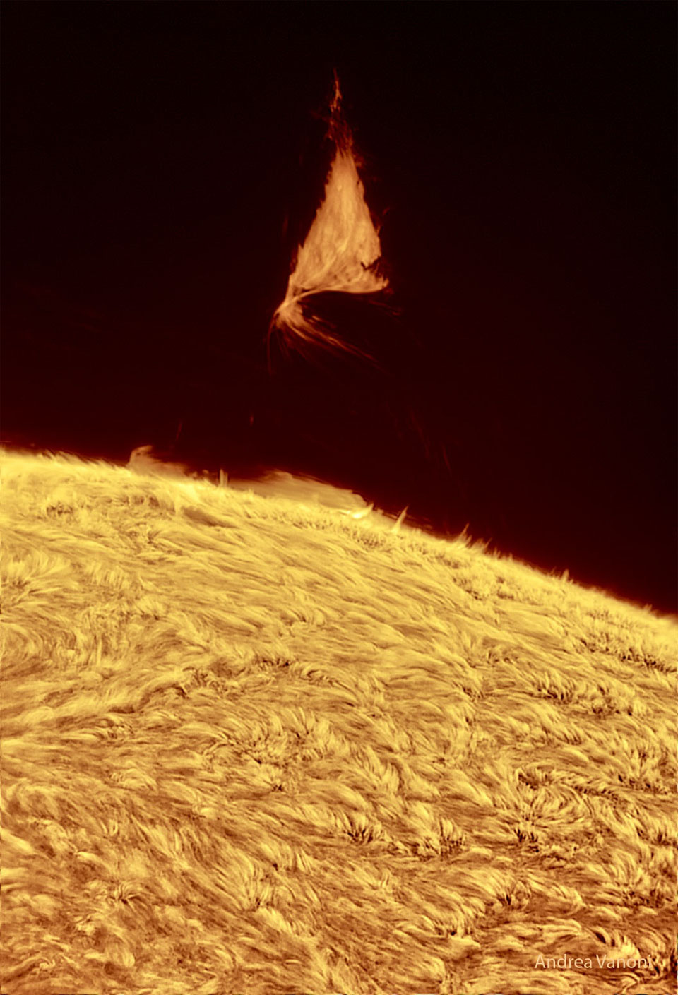 The featured image shows the surface of the Sun 
with a flowing texture in red light. Above the
Sun's surface an unusual triangular prominence hovers. 
Więcej szczegółowych informacji w opisie poniżej.