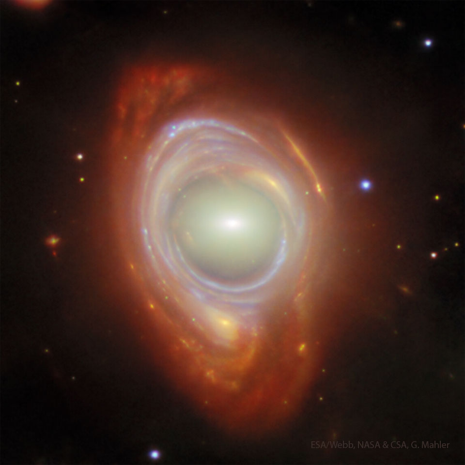 What looks like a single spiral galaxy is shown with a 
white center surrounded by inner blue arms and outer 
red arms. 
Więcej szczegółowych informacji w opisie poniżej.